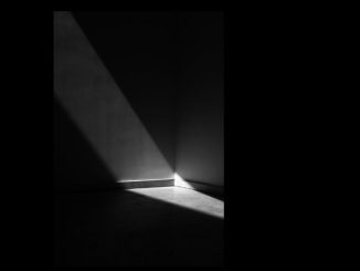 Schwarz-weißes Licht im leeren Raum – Sinnbild für Aufmerksamkeit ohne Person.