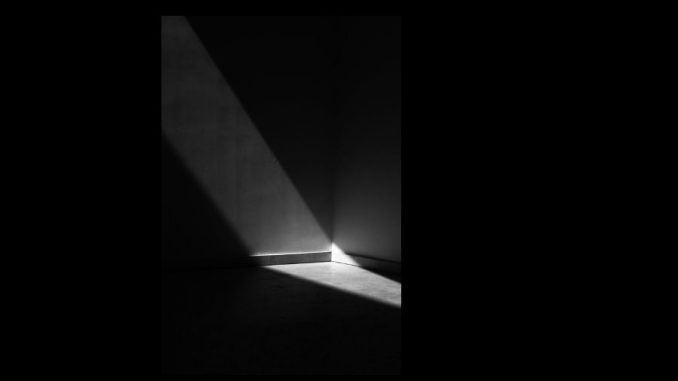 Schwarz-weißes Licht im leeren Raum – Sinnbild für Aufmerksamkeit ohne Person.