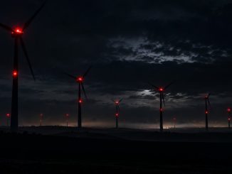 Nächtlicher Windpark mit roten Hindernislichtern. KI-generiertes Symbolbild.